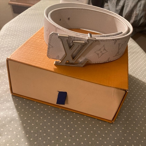 Louis vuitton its a size small and the color is white - Picture 3 of 6